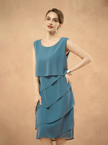 Ärmelloses, mehrlagiges, elegantes Chiffonkleid mit Rundhalsausschnitt