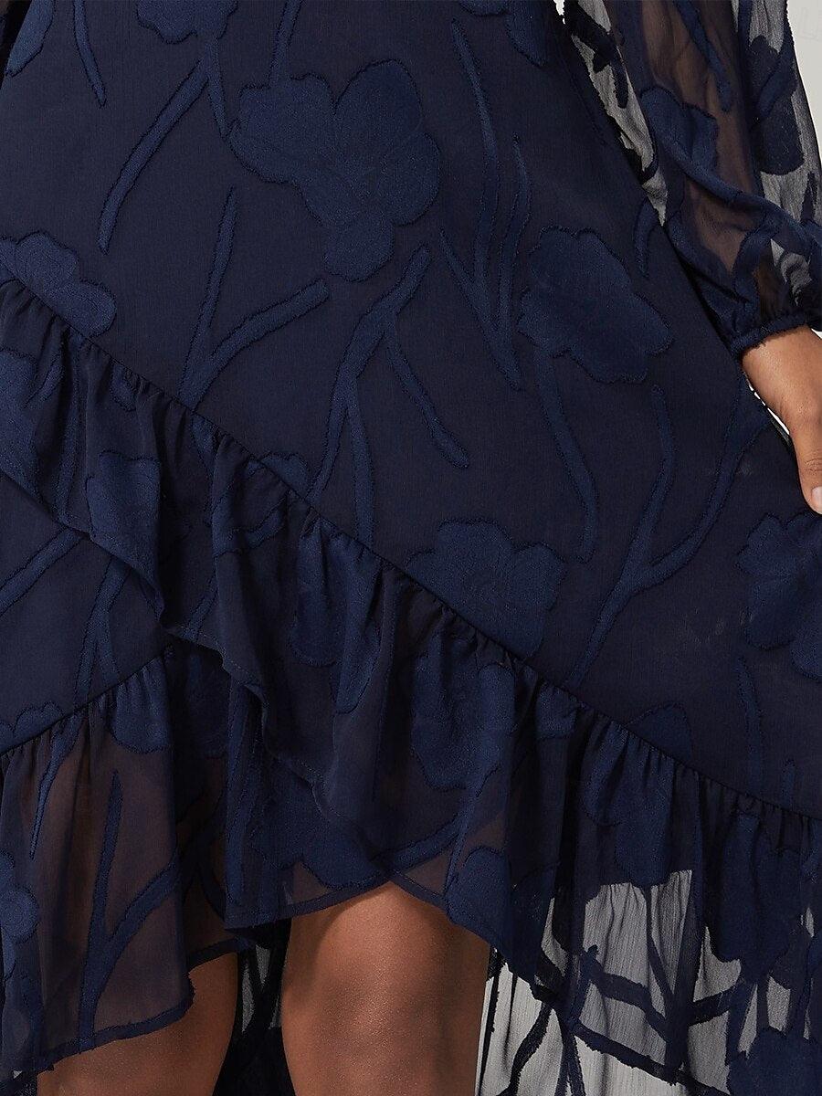 Marineblaues Spitzenkleid mit V-Ausschnitt, langen Ärmeln und asymmetrischem Saum