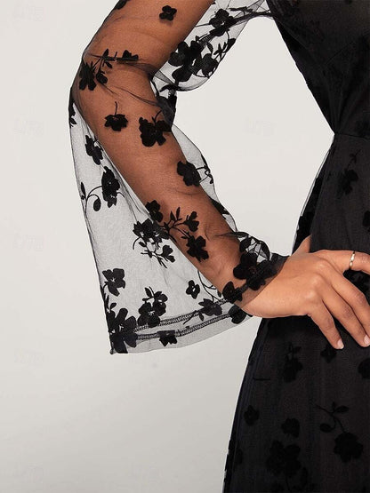 Schwarzes Kleid mit floraler Spitze und transparenten Ärmeln