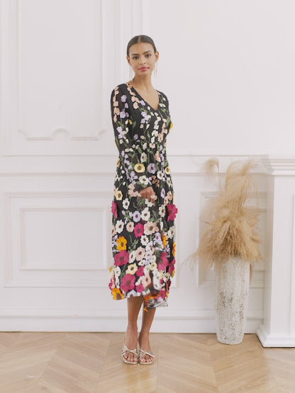 Midikleid mit Blumenstickerei und Bischofsärmeln