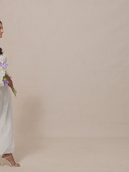 Sommerliches Brautkleid mit Spitze und V-Ausschnitt