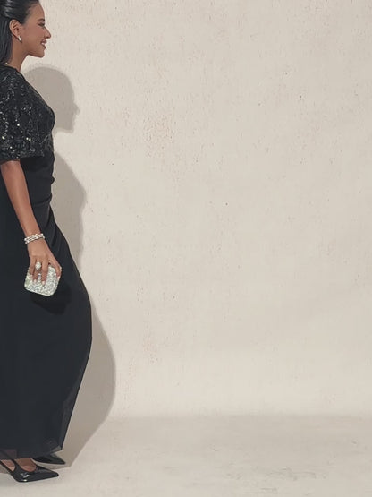 刺繡亮片帝國腰線禮服，配有飄逸袖