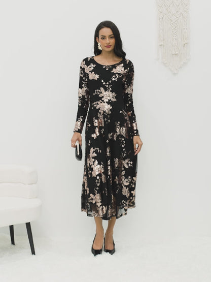 Schwarzes Maxikleid mit Rundhalsausschnitt und Spitze