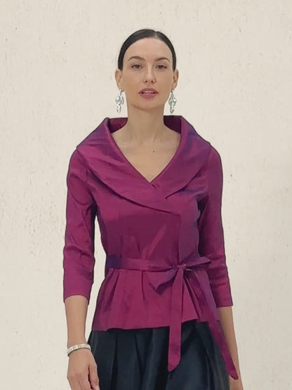 Blusa de tafetán elástico con mangas 3/4 y detalle de lazo en la cintura