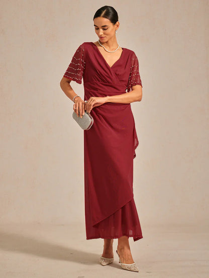 優雅正式禮服，配有裝飾性飄逸袖