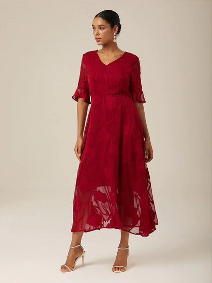 Maxikleid mit Rüschen und flatternder Spitze