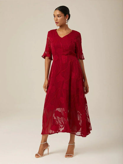 Maxikleid mit Rüschen und flatternder Spitze