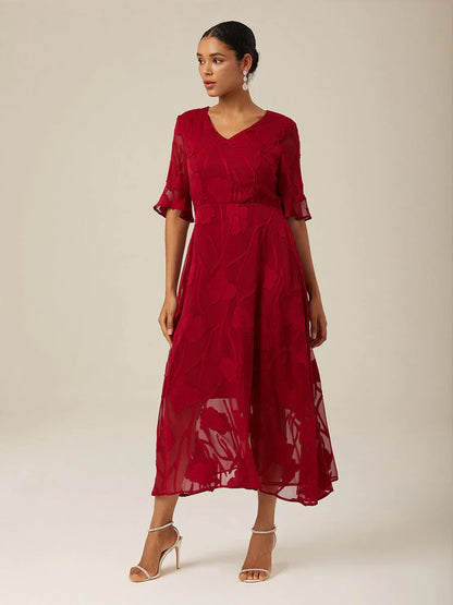Maxikleid mit Rüschen und flatternder Spitze