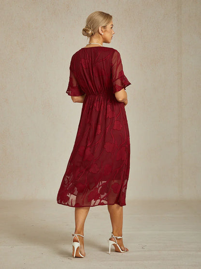 Maxikleid mit Rüschen und flatternder Spitze