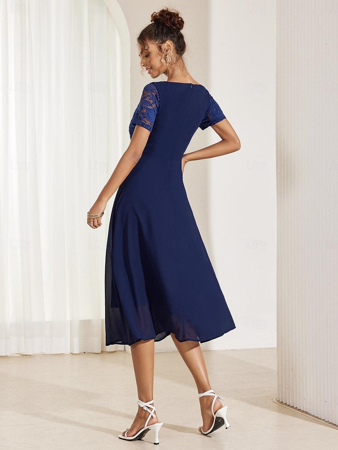 Blaues Chiffonkleid mit Spitzenrüschensaum