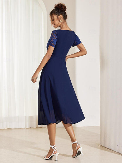Blaues Chiffonkleid mit Spitzenrüschensaum