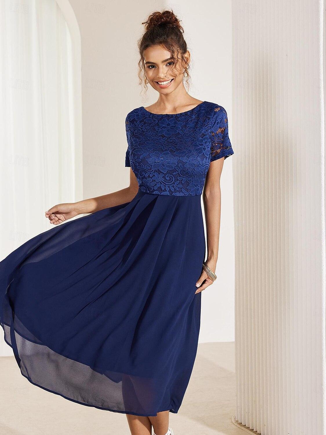 Blaues Chiffonkleid mit Spitzenrüschensaum
