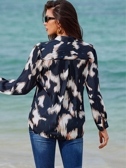 Satin-Button-Down-Bluse mit abstraktem Print und Reverskragen