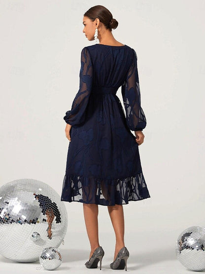 Marineblaues Spitzenkleid mit V-Ausschnitt, langen Ärmeln und asymmetrischem Saum