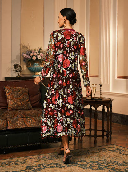 Zweiteiliges Kleid aus Chiffon, Netzspitze, bestickten Rüschen und Blumen