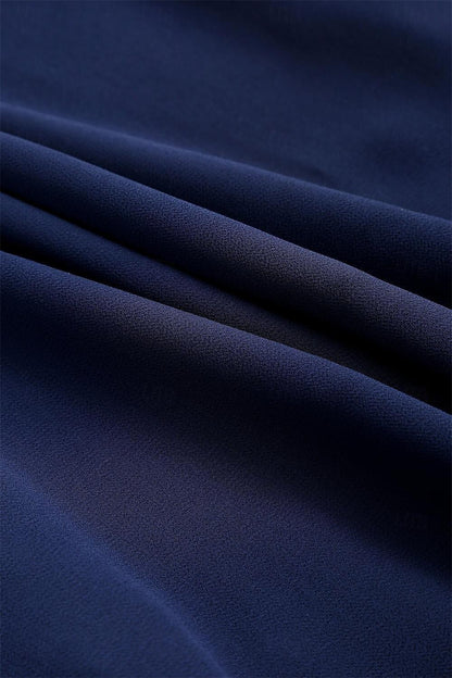 Blaues Chiffonkleid mit Plissee und Rüschen