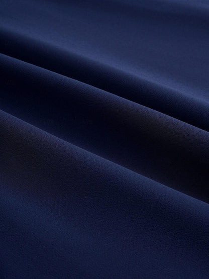 Blaues Chiffonkleid mit Spitzenrüschensaum