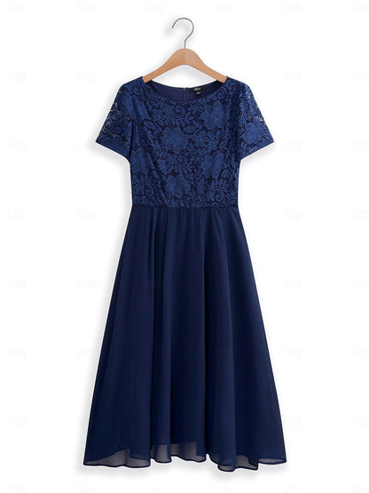 Blaues Chiffonkleid mit Spitzenrüschensaum